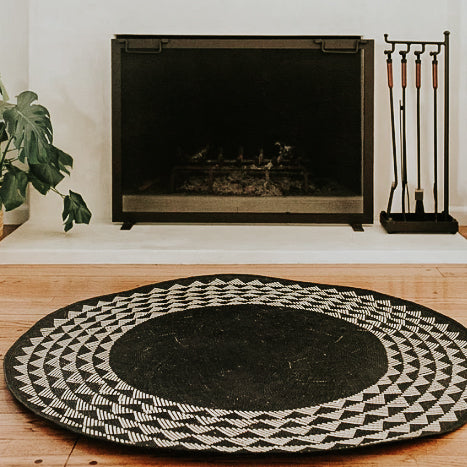 Black Triangle Mat | 4' Round | Natural Base - life of kuhl @HOME