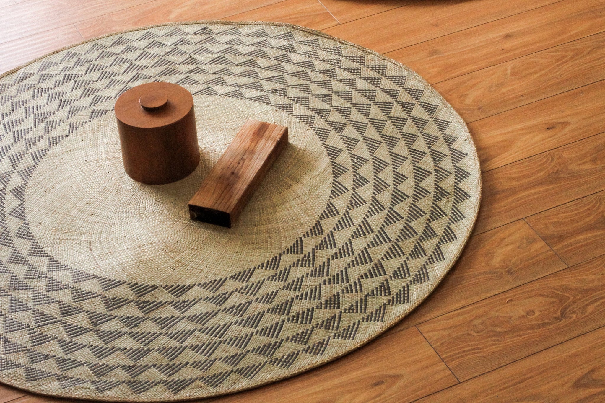 Black Triangle Mat | 4' Round | Natural Base - life of kuhl @HOME